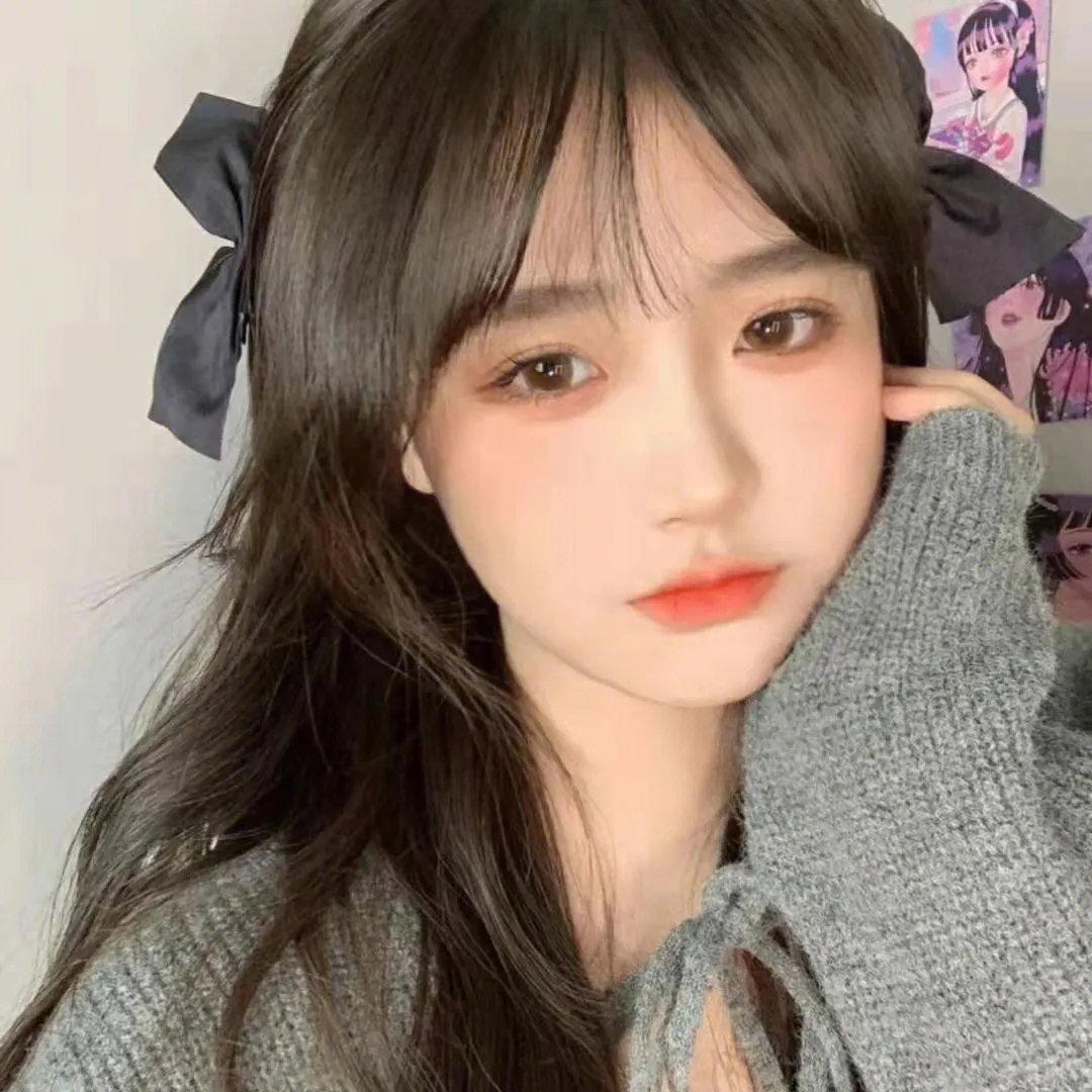 窗边女孩眼中对街的屋中女子